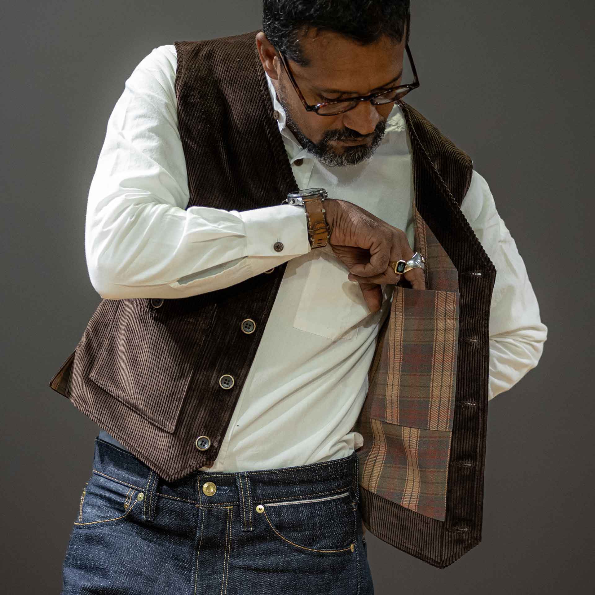 A Piece of ChicArtisan Gilet en velours côtelé marron foncéGiletsBritish Parts Luzern