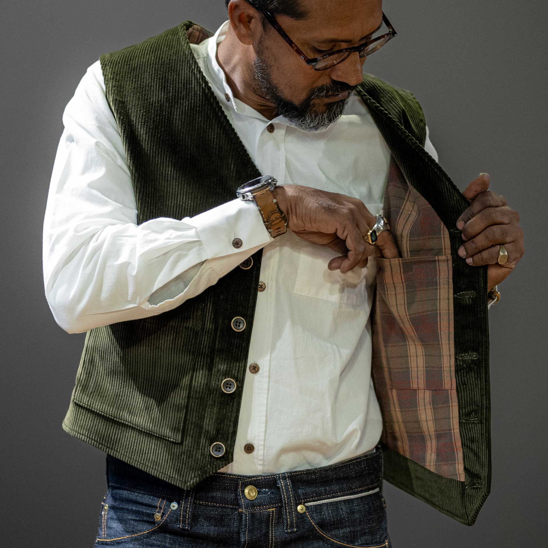 A Piece of ChicArtisan Gilet en velours côtelé vert foncéGiletsBritish Parts Luzern