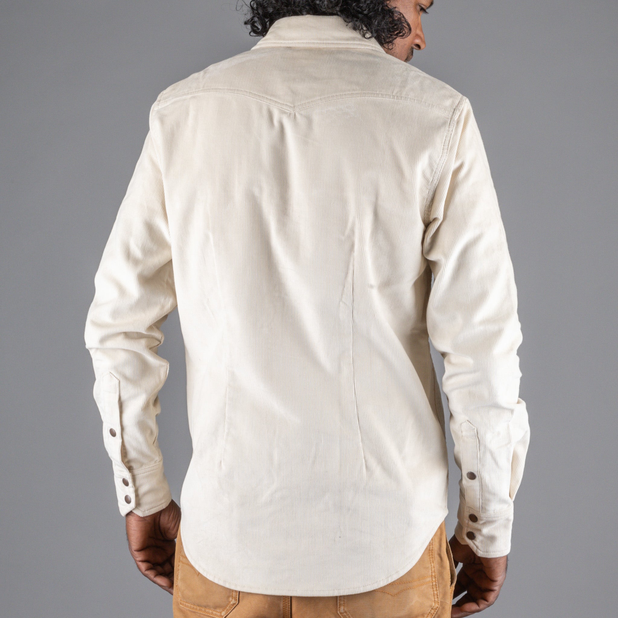 Pantalon en jean bleuChemise en velours côtelé écruChemiseBritish Parts Lucerne