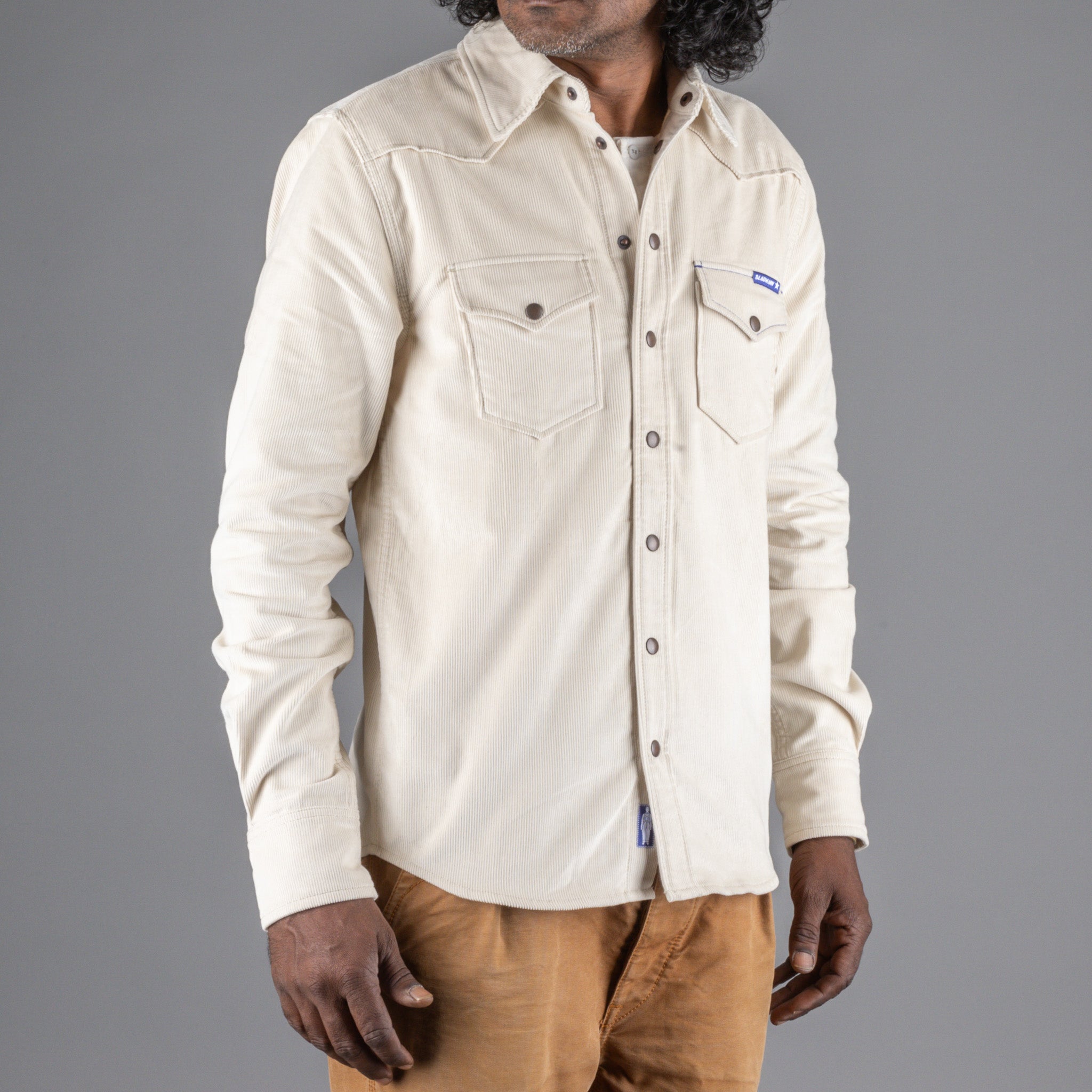 Pantalon en jean bleuChemise en velours côtelé écruChemiseBritish Parts Lucerne