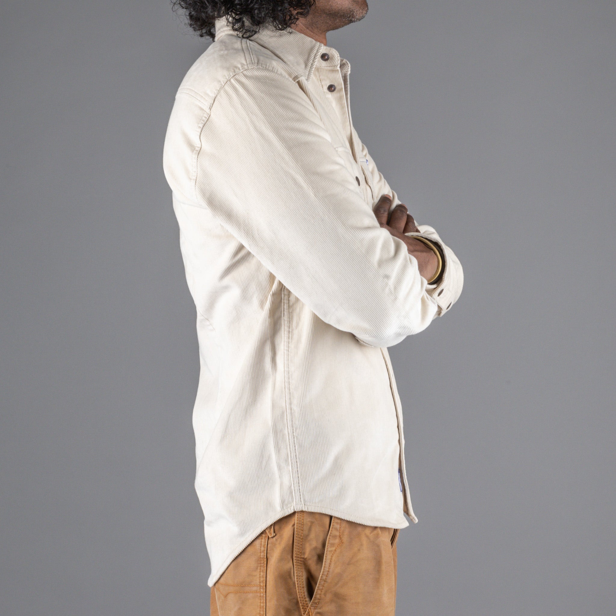 Pantalon en jean bleuChemise en velours côtelé écruChemiseBritish Parts Lucerne