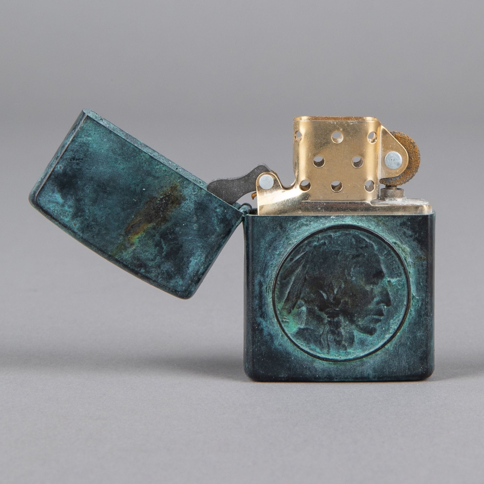 Bijoux finsZippo indien bronze patinéBriquetBritish Parts Luzern