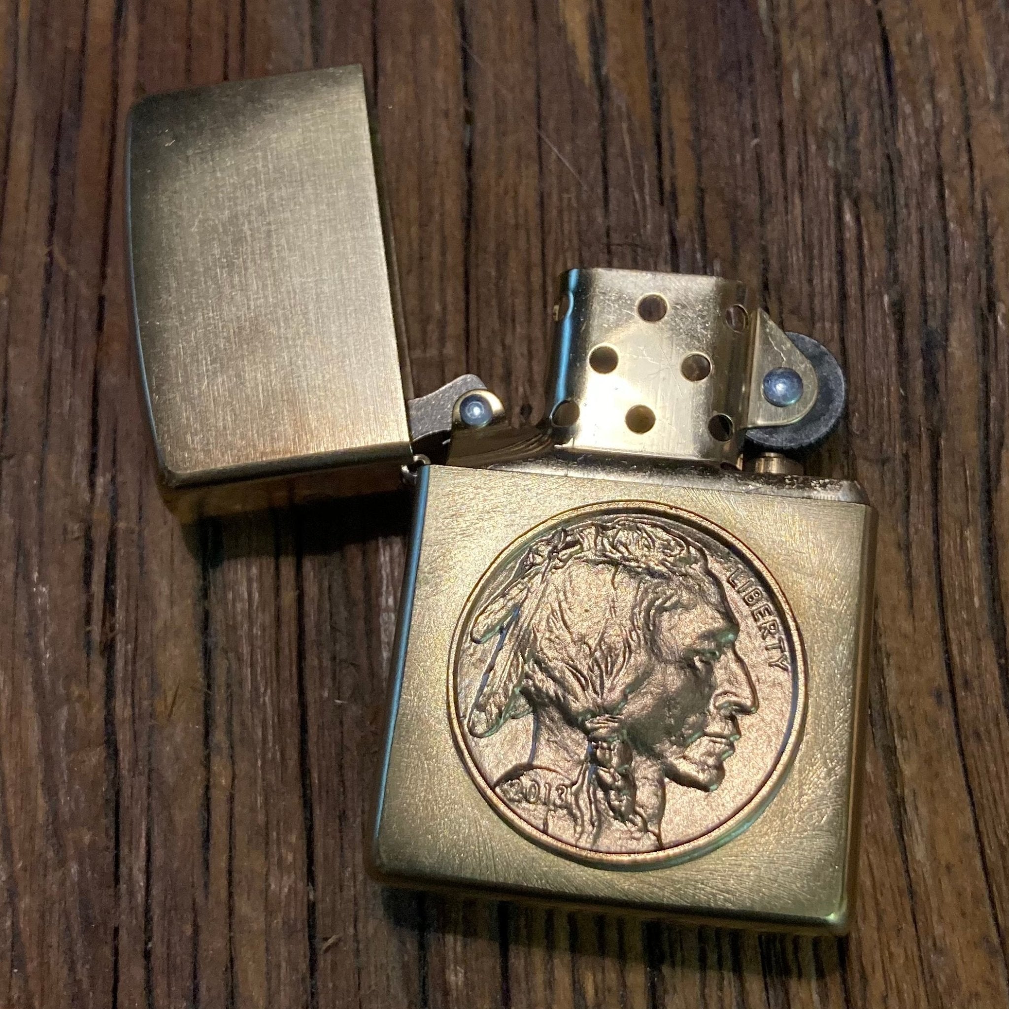 Bijoux finsZippo indien en bronzeBriquetBritish Parts Lucerne