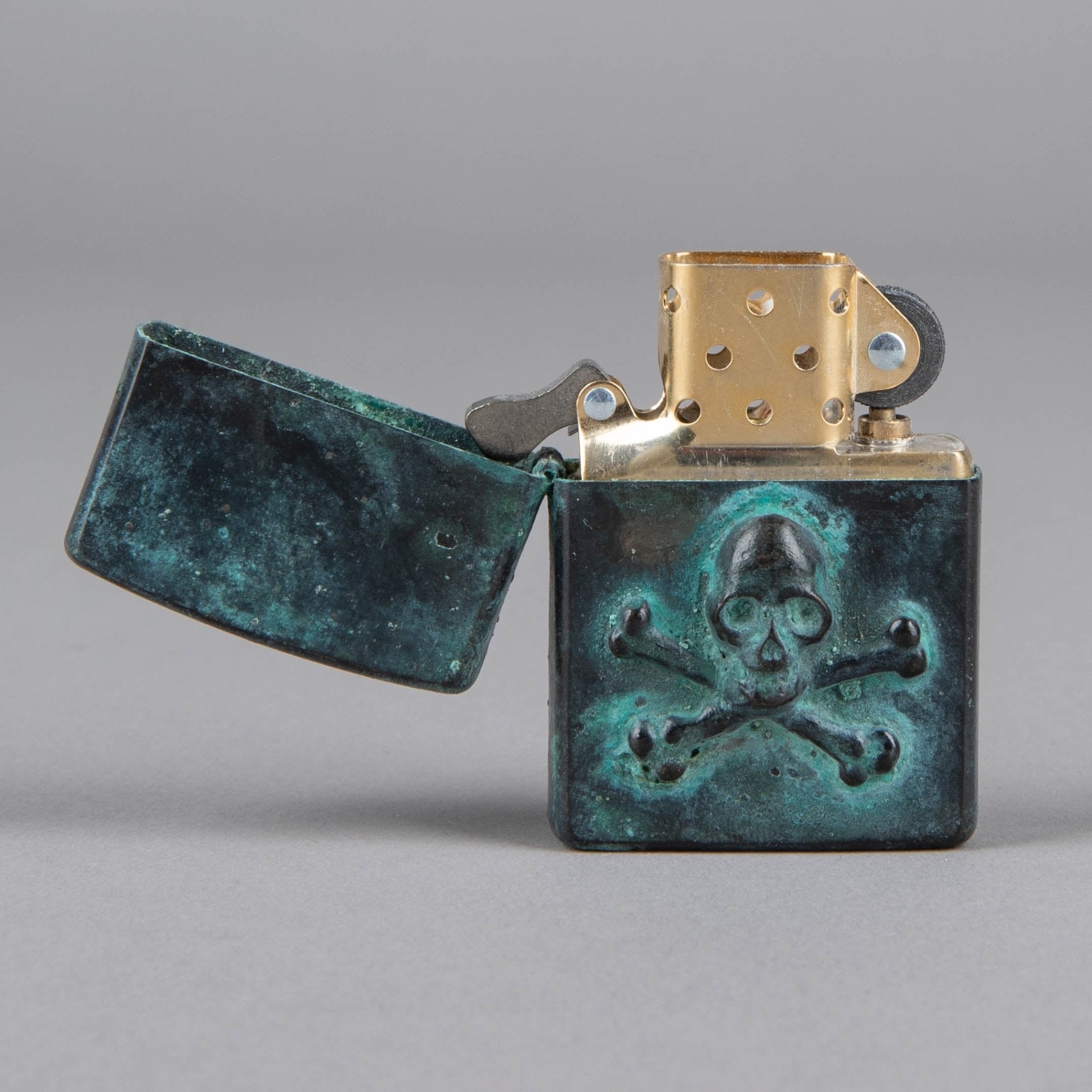 Bijoux finsZippo Skull Bronze patinéBriquetBritish Parts Luzern