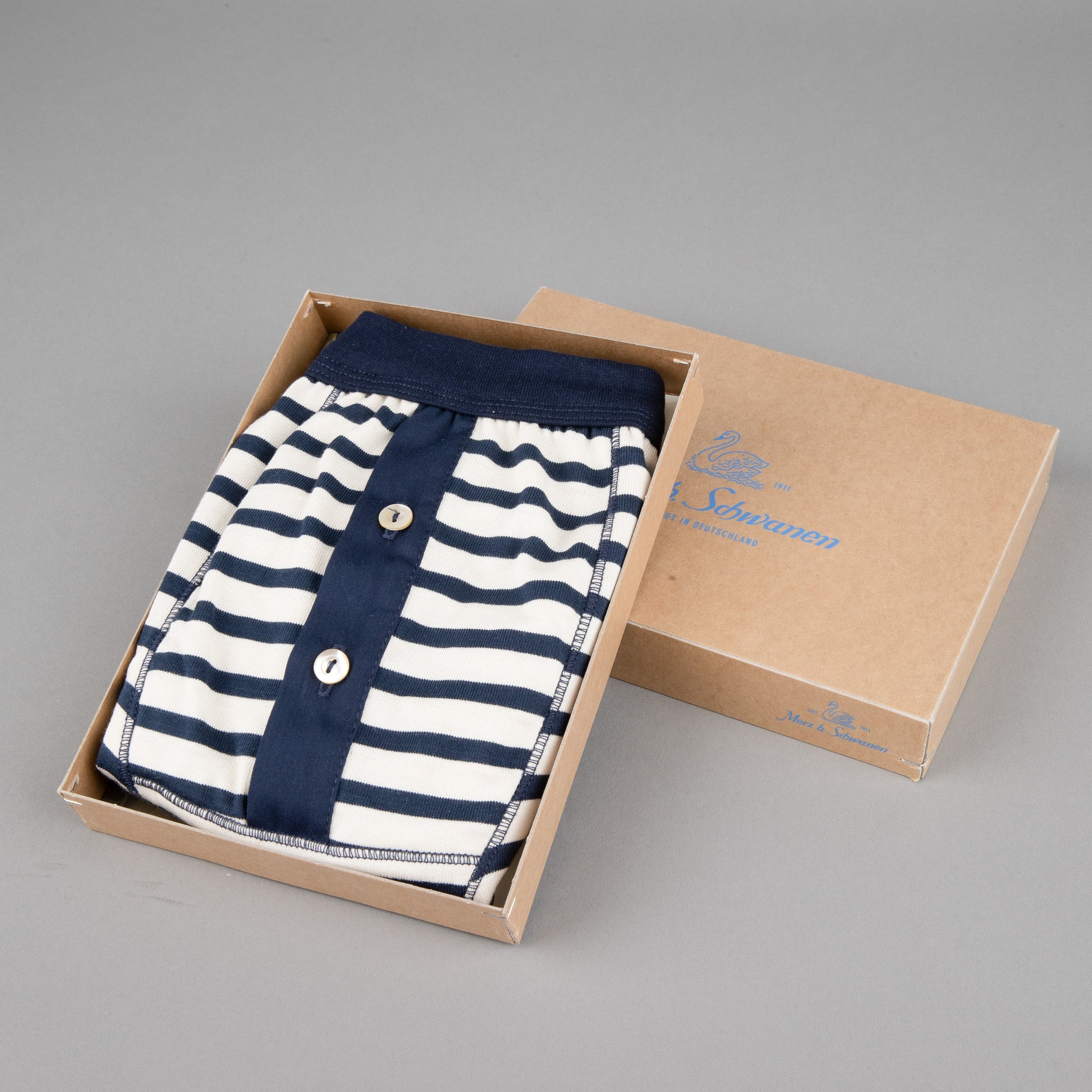 Merz b. SchwanenMen's Boxer rayé à boutons bleu encre/natureSous-vêtementsBritish Parts Luzern