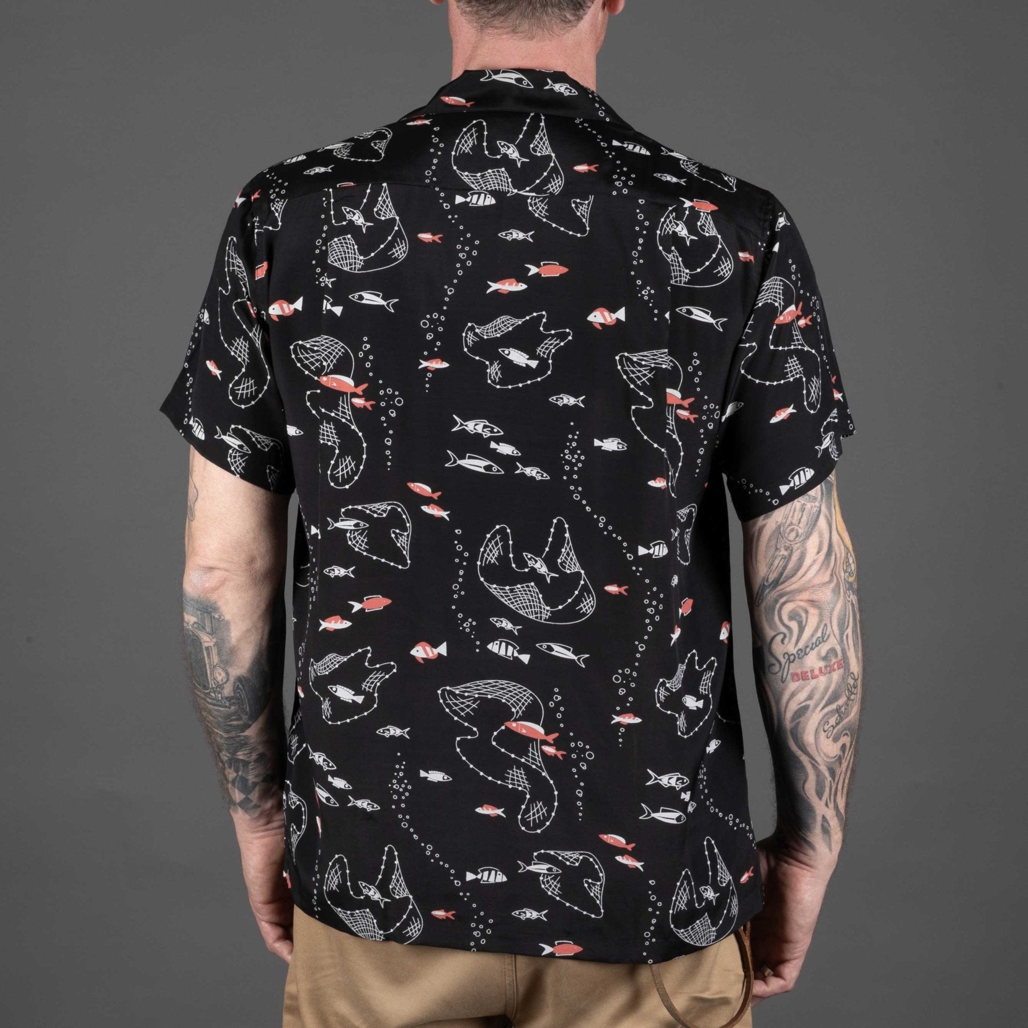 Micky OyeFish in a thrownet Hawaii ChemiseBritish Parts Lucerne