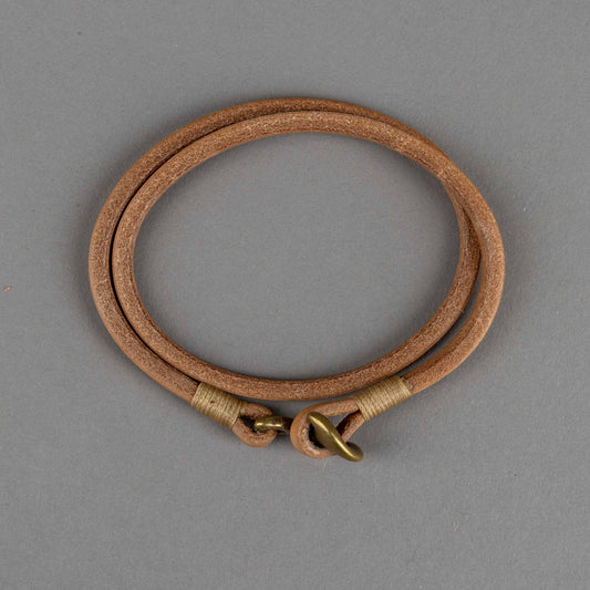 Bracelet enroulé en cuir intemporel, pièces naturelles britanniques, Lucerne
