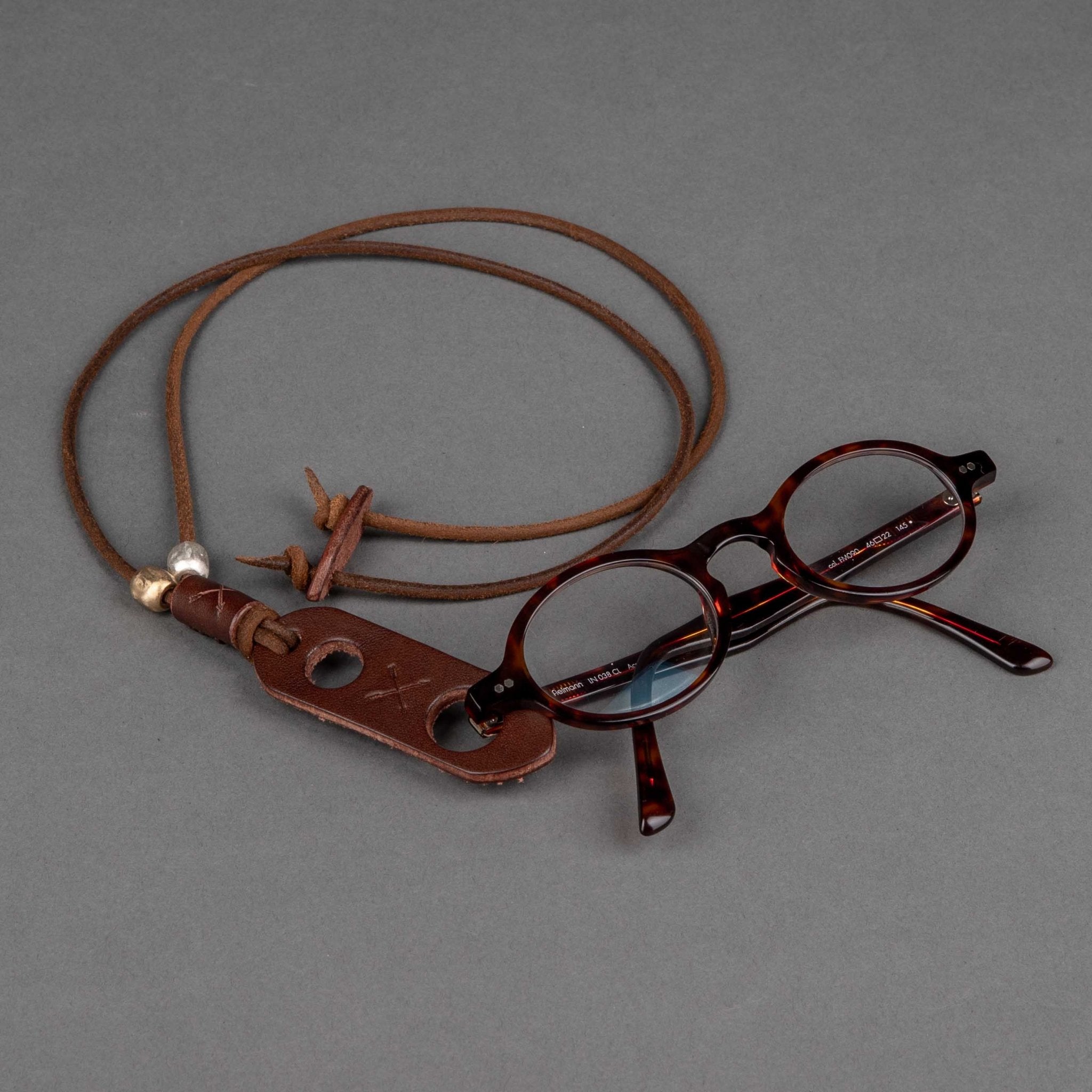 2 ArrowsPortaocchiali porte-lunettes marron foncéCollierBritish Parts Luzern