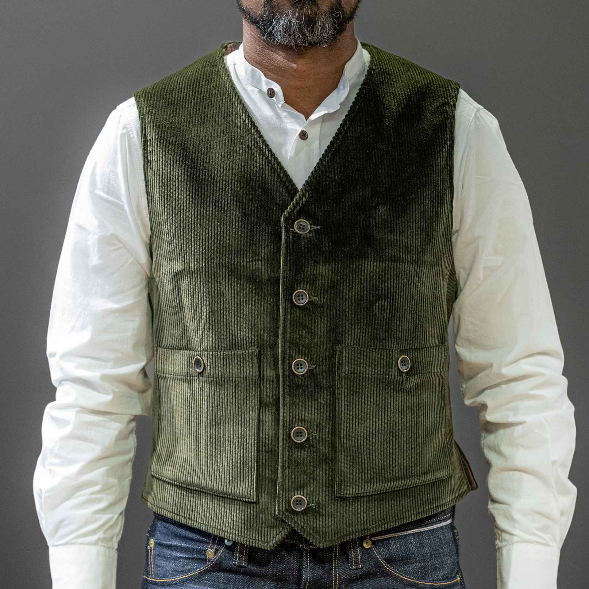 A Piece of ChicArtisan Gilet en velours côtelé vert foncéGiletsBritish Parts Luzern