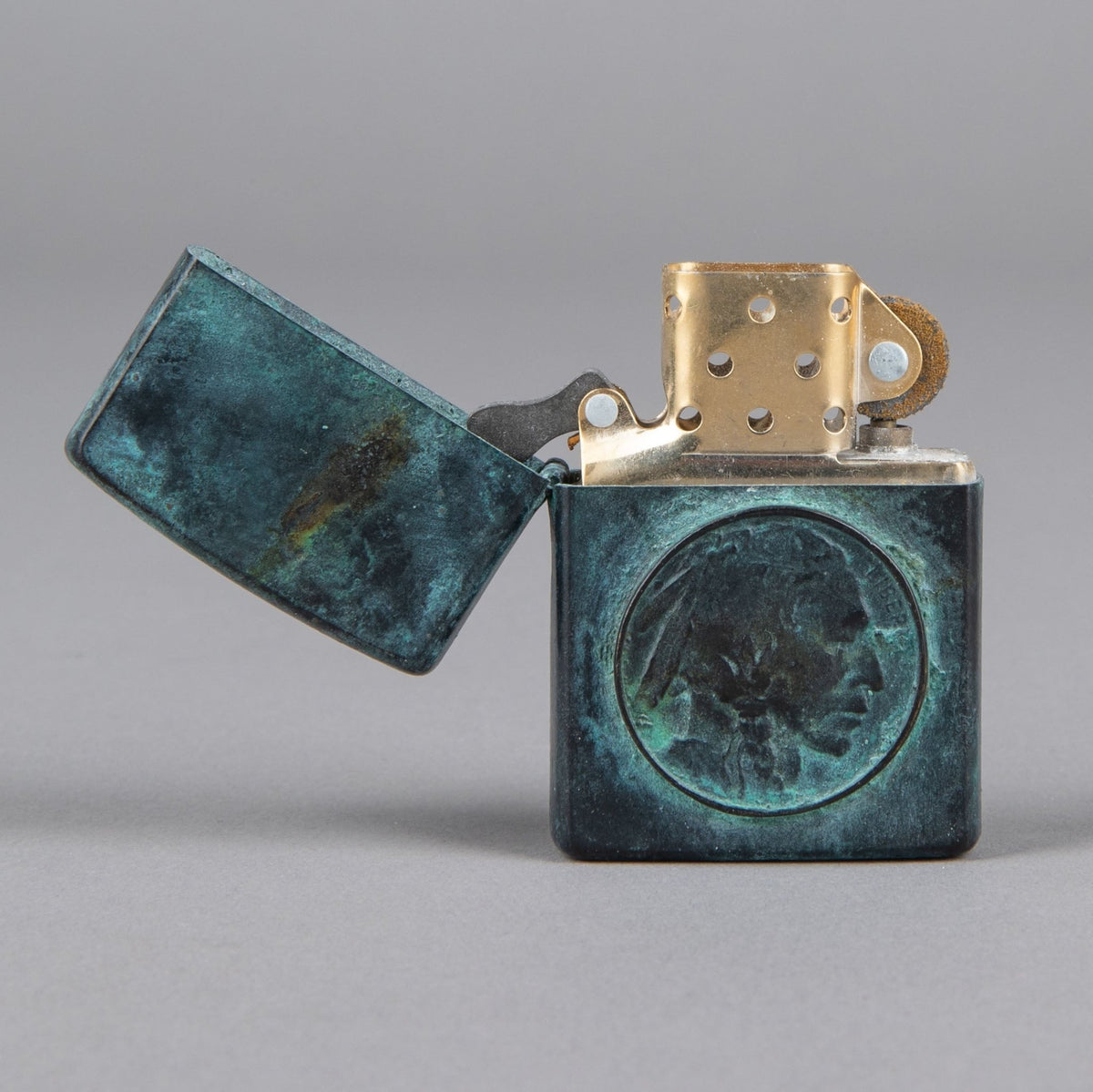 Bijoux finsZippo indien bronze patinéBriquetBritish Parts Luzern