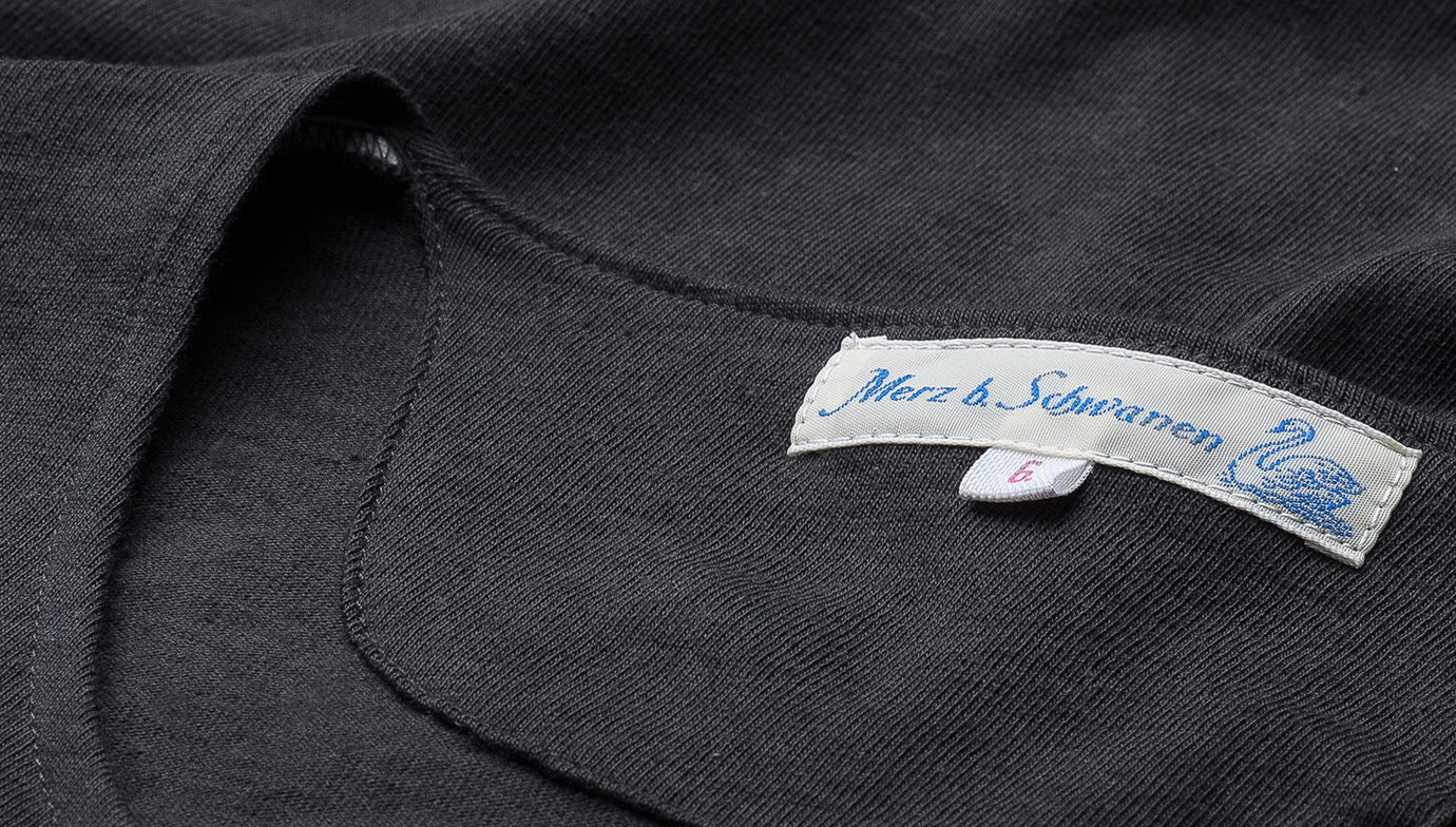 Merz b. Schwanen103 Patte de boutonnage manches courtes ardoiseT-shirtBritish Parts Luzern